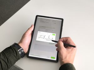 Elpako Biometric Signature for financial digitalization Signing a document on a tablet with Elpako Biometric Signature